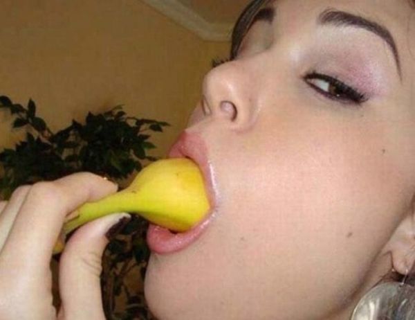Удивительная худосочная девушка проглатывает сперму после отпадной ебли
