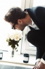 çiçekler içinde fotoğraf çekilip paylaşan erkek / #667571