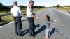 mülteci kızla oyun oynayan danimarkalı polis
