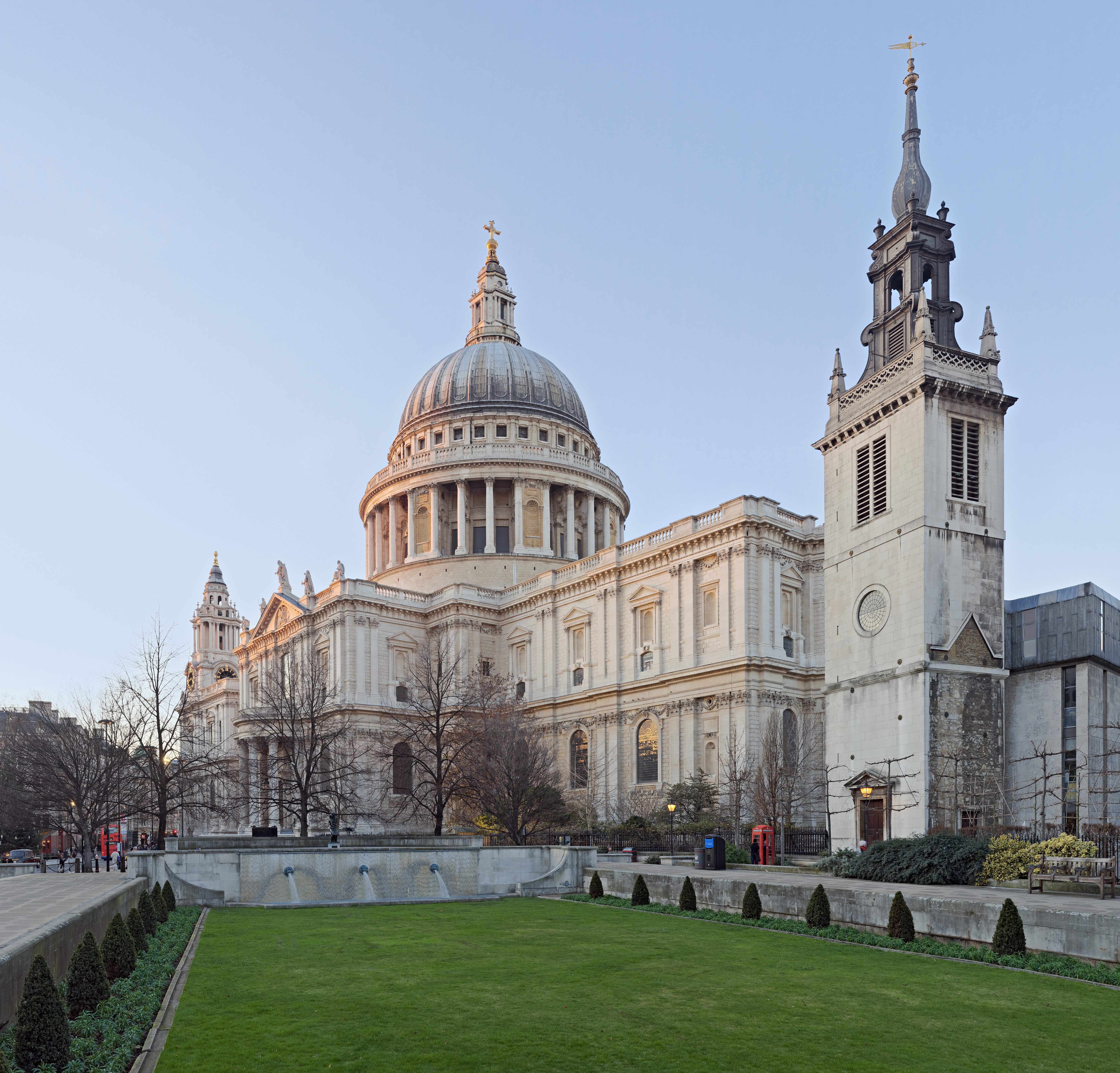 St paul s cathedral is situated