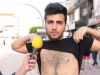 döşünün kıllarını saklamaya çalışan erkek / #996508