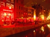 amsterdam daki kırmızı rengin hakim olduğu sokak