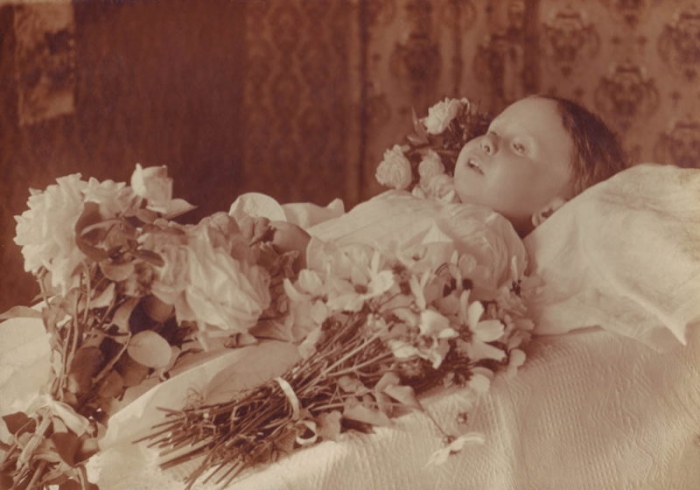 Post mortem фотографии умерших