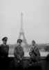 hitler in paris e girdiğinde çektirdiği foto / #803702