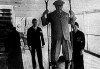 çocuk otururken kendisi ayakta sallanan atatürk / #573704