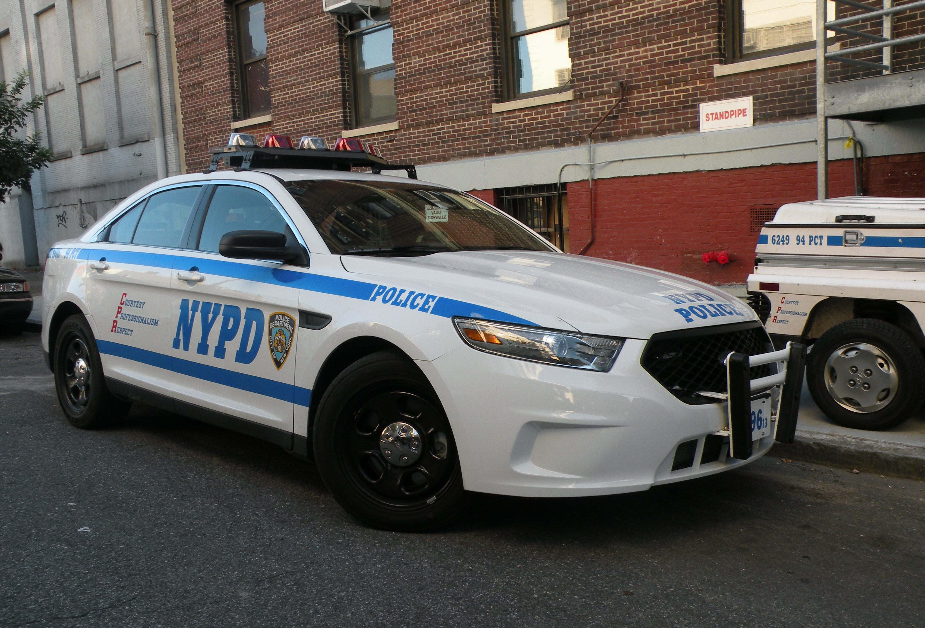 Найди полиции. NYPD Ford. NYPD Police car Ford. NYPD Ford Focus. Ford Mondeo NYPD.