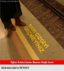 metro istasyonunda sarı çizgiyi geçen adam