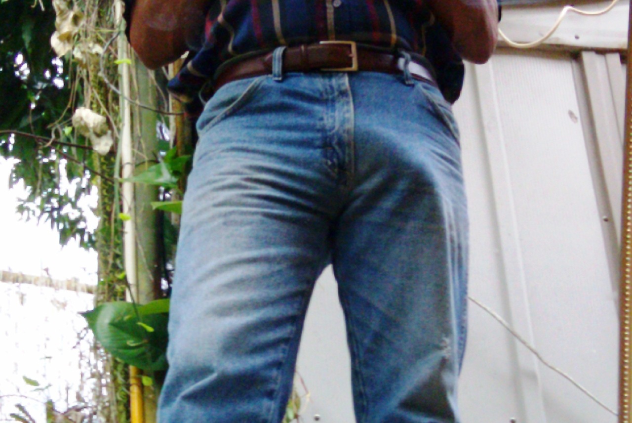 Cock jeans. Выпирает из джинсов. Мужчины в джинсах с большим.