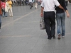 sevgilisinin çantasını taşıyan erkek / #668322