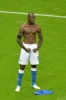 odasında mario balotelli posteri olan kız / #626504