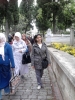 mezarlıkta fotoğraf çektiren kız / #808454