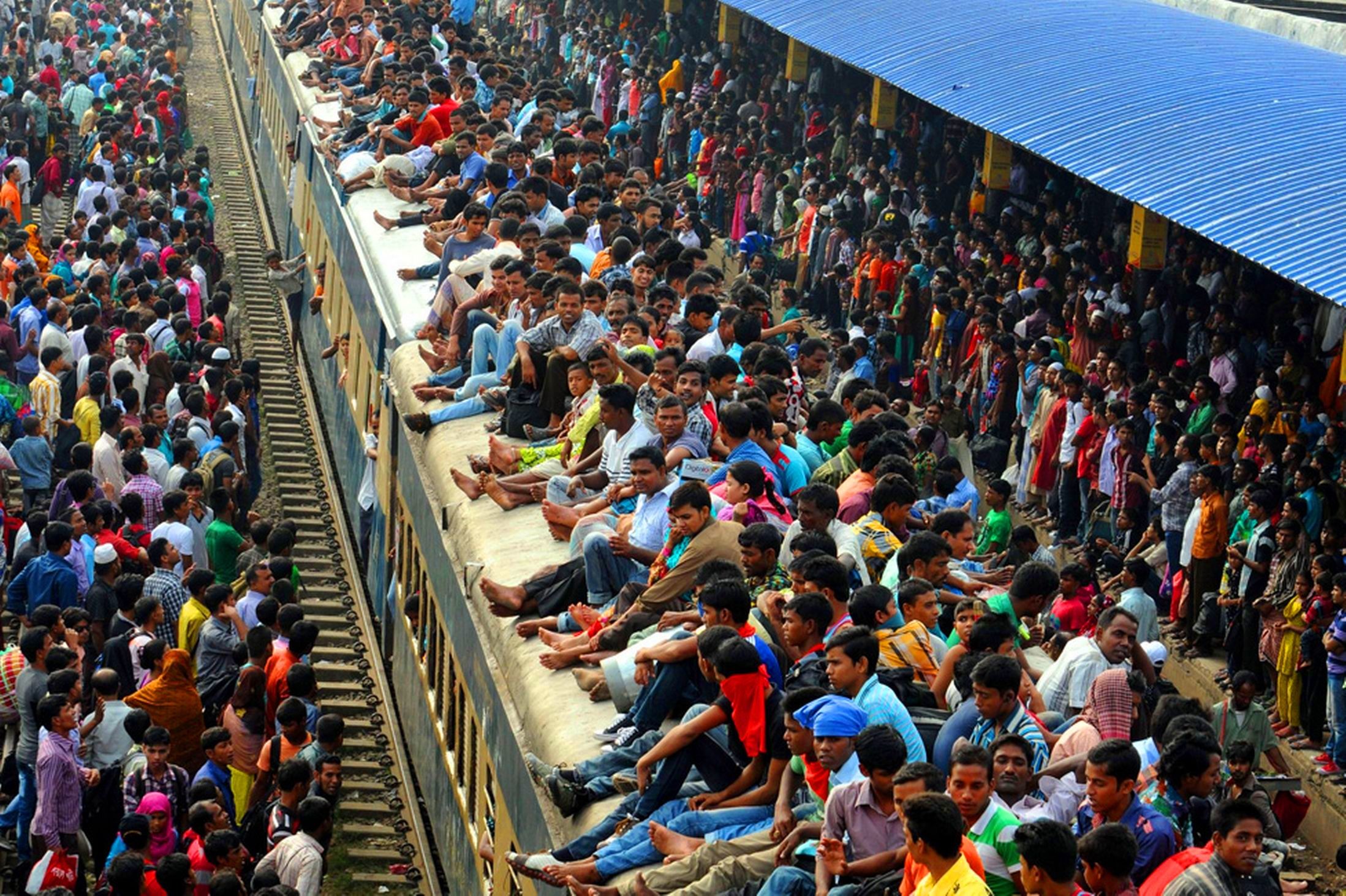 Многие люди проживающие в. Бангладеш Дакка Железнодорожный вокзал. Бангладеш перенаселение. Мумбаи население 2022.